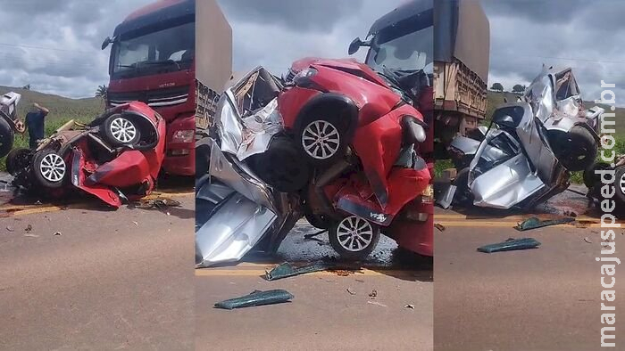 Três morrem após carros serem prensados por carretas na BR-163 Três morrem após carros serem prensados por carretas na BR-163