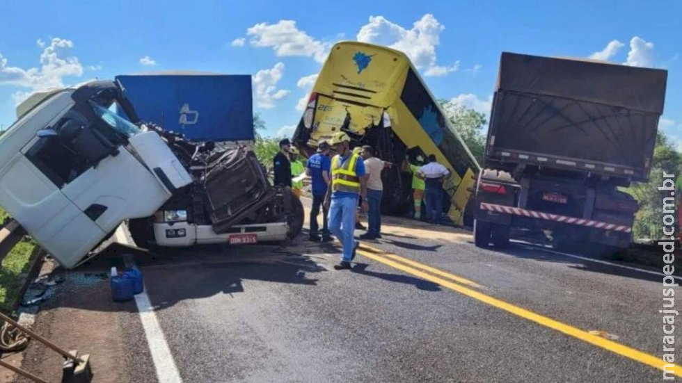 Ultrapassagem indevida pode ter causado acidente entre carretas e ônibus na BR-163 entre Juti e Naviraí