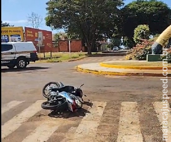 Acidente de trânsito em Caarapó entre carro e moto deixa jovem ferida