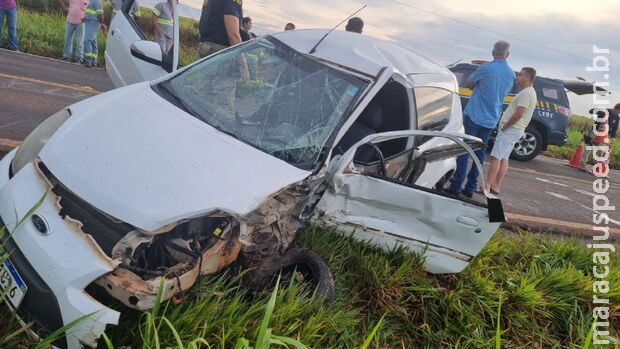 Acidente entre carro e carreta deixa motorista ferida em Ivinhema