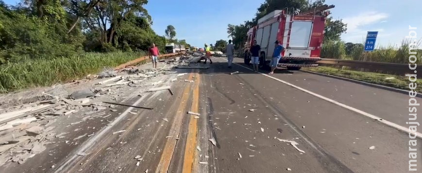 Acidente na BR-163 com três carretas deixa feridos e um caminhoneiro preso nas ferragens