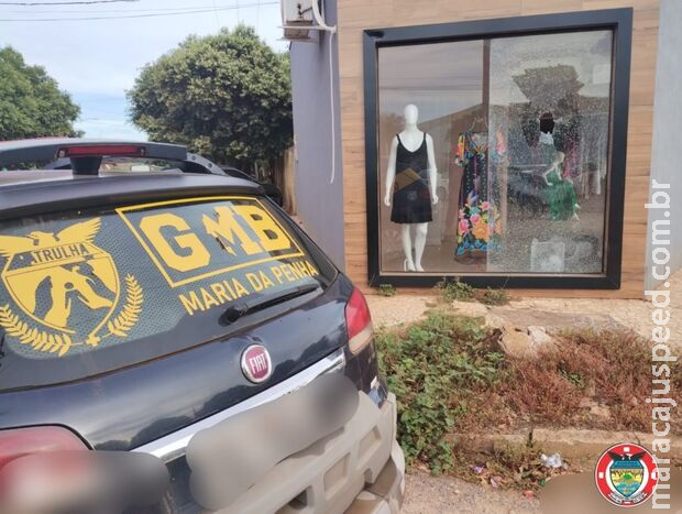 Após apedrejar carros e quebrar vitrine de loja, homem acaba preso em Bonito Após apedrejar carros e quebrar vitrine de loja, homem acaba preso em Bonito