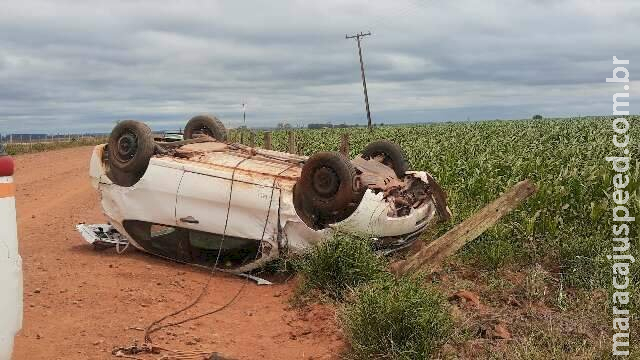 Após carro capotar duas vezes, idoso é socorrido na estrada da Gameleira