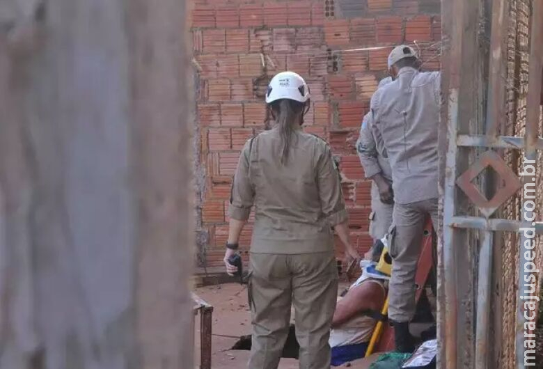 Após concreto ceder, mulher cai em fossa desativada no quintal de casa Após concreto ceder, mulher cai em fossa desativada no quintal de casa
