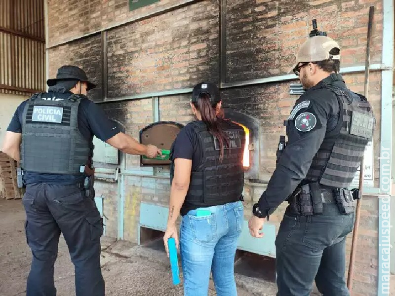 Avaliada em R$ 2 milhões, polícia incinera carga de cocaína pura