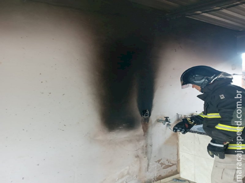 Bombeiros controlam princípio de incêndio em casa em Fátima do Sul Bombeiros controlam princípio de incêndio em casa em Fátima do Sul