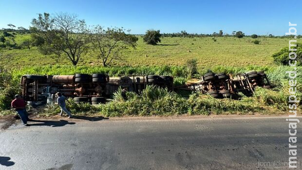 Buracos na pista provocam tombamento de carreta na MS-276, em Batayporã