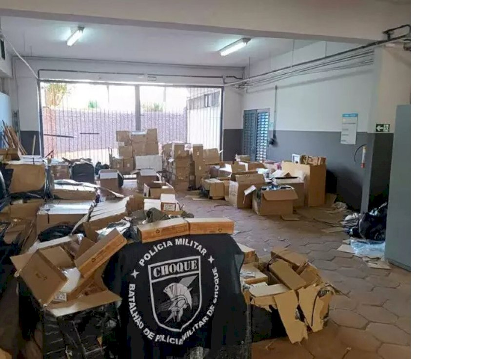 Caminhão-baú é apreendido com R$ 9 milhões em contrabando em MS Caminhão-baú é apreendido com R$ 9 milhões em contrabando em MS