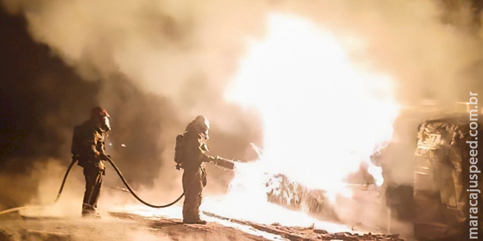 Caminhão-tanque tomba e incendeia casas em Belo Horizonte Caminhão-tanque tomba e incendeia casas em Belo Horizonte