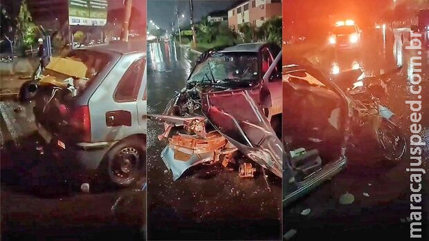 Carro fica destruído ao bater em poste na Avenida Gunter Hans Carro fica destruído ao bater em poste na Avenida Gunter Hans