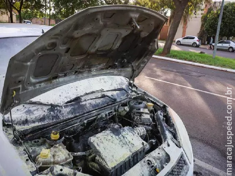 Carro tem princípio de incêndio após curto-circuito na bateria Carro tem princípio de incêndio após curto-circuito na bateria