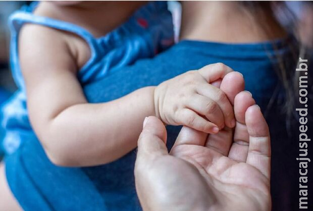Casal coloca bebê para adoção por "não combinar com a família"