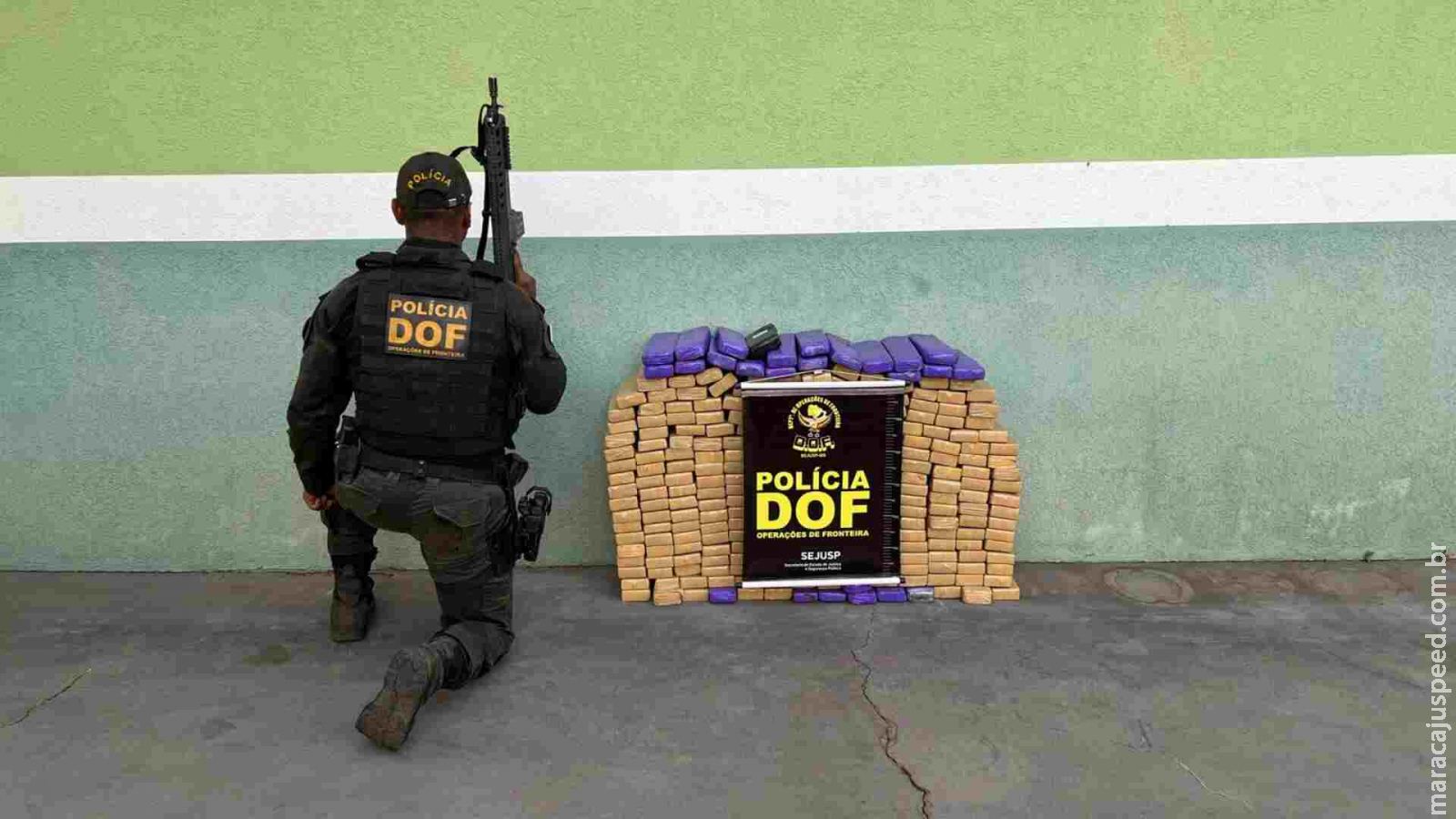 Casal é preso transportando R$ 350 mil em drogas com filha de 6 anos no carro Casal é preso transportando R$ 350 mil em drogas com filha de 6 anos no carro