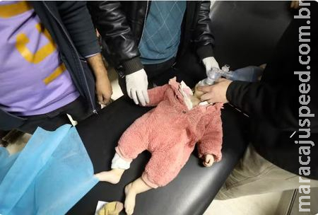 Cinco pessoas morrem e 10 ficam feridas após serem atingidas por pacotes de ajuda humanitária lançados de avião em Gaza, diz hospital Cinco pessoas morrem e 10 ficam feridas após serem atingidas por pacotes de ajuda humanitária lançados de avião em Gaza, diz hospital