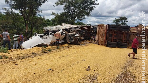 Colisão entre carretas deixa uma pessoa morta na BR-267 em distrito de Nova Andradina Colisão entre carretas deixa uma pessoa morta na BR-267 em distrito de Nova Andradina