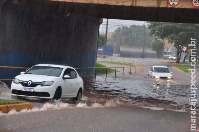 Com vento de 55 km/h, temporal derruba árvores e alaga viaduto em Chapadão do Sul