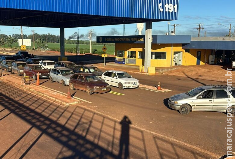 Comboio com 12 veículos carregados de contrabando é apreendido na BR-463 Comboio com 12 veículos carregados de contrabando é apreendido na BR-463