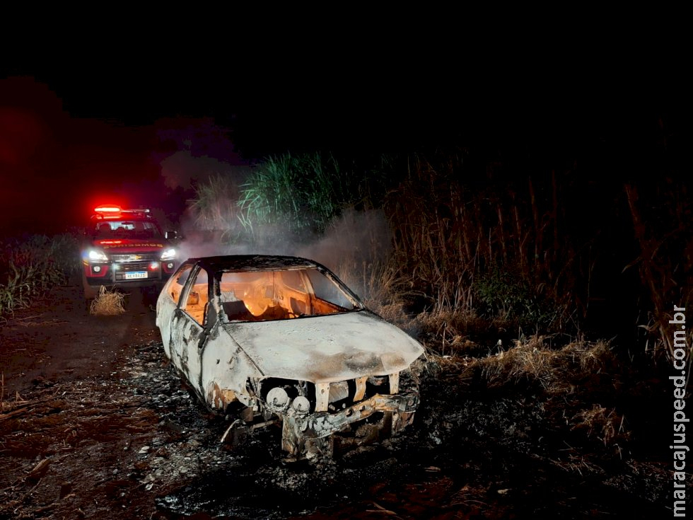 Corpo de Bombeiros é acionado para conter incêndio em veículo abandonado em Caarapó