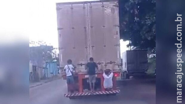Crianças são flagradas "pegando rabeira" em caminhão em Corumbá Crianças são flagradas "pegando rabeira" em caminhão em Corumbá