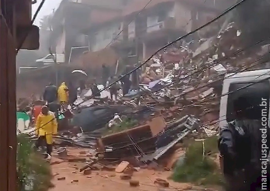Desabamento causa três mortes em Petrópolis, no RJ Desabamento causa três mortes em Petrópolis, no RJ