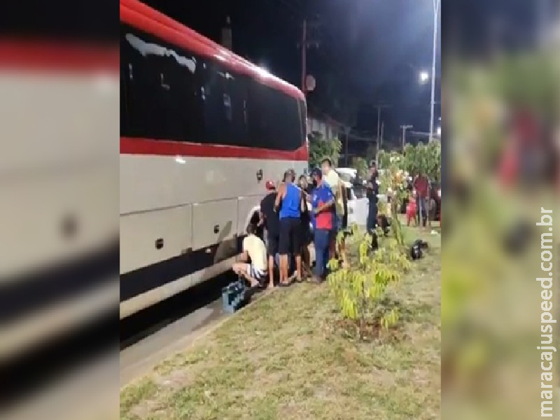Equipamento cede e mecânico fica preso embaixo de ônibus em Três Lagoas Equipamento cede e mecânico fica preso embaixo de ônibus em Três Lagoas