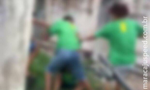 Estudante é cercado e espancado por outros alunos na saída de escola em Corumbá