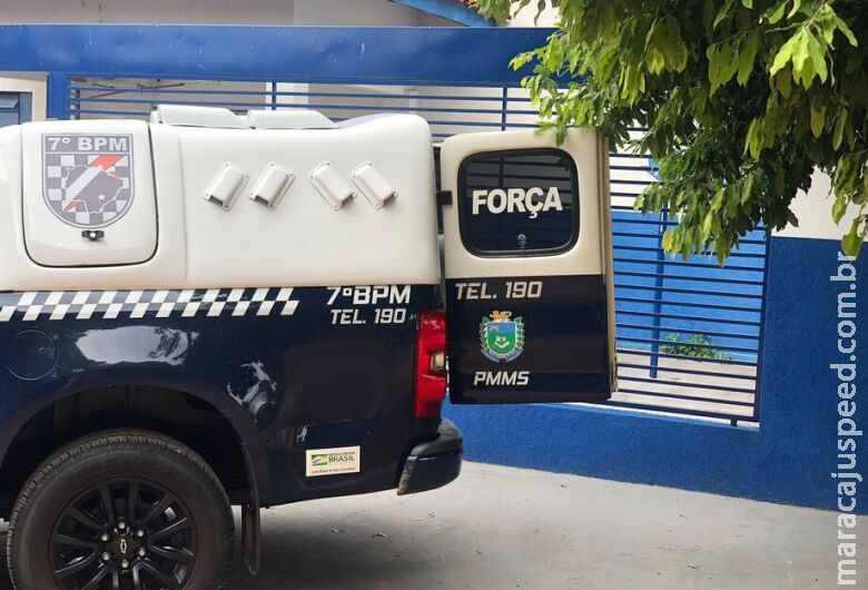 Flagrado com porções de cocaína, jovem é preso em conveniência Flagrado com porções de cocaína, jovem é preso em conveniência