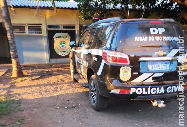 Homem joga carro em cima de policiais para fugir de abordagem em Ribas do Rio Pardo Homem joga carro em cima de policiais para fugir de abordagem em Ribas do Rio Pardo