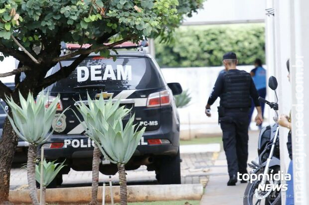 Homem surta, divulga fotos íntimas e coloca namorada para fora só de calcinha e camiseta no Damha Homem surta, divulga fotos íntimas e coloca namorada para fora só de calcinha e camiseta no Damha