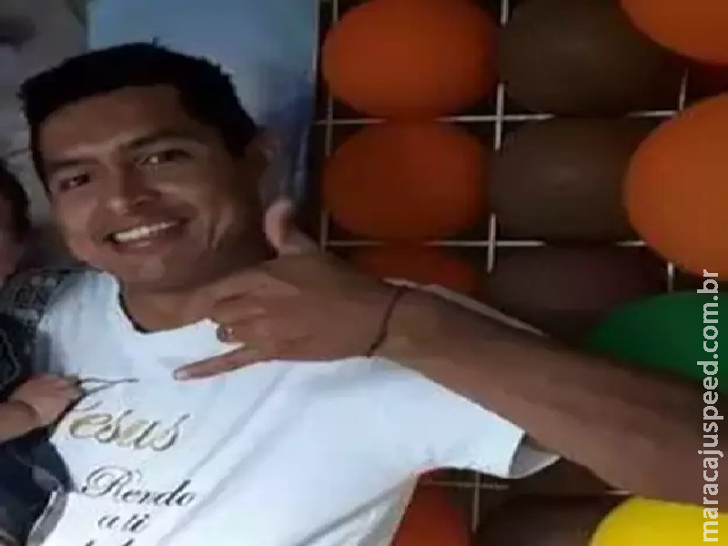 Jogador morre após bater cabeça em mureta de campo de futebol Jogador morre após bater cabeça em mureta de campo de futebol