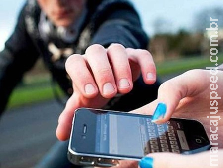 Jovem de 19 anos recebe golpe, é derrubada ao solo e tem aparelho celular roubado Jovem de 19 anos recebe golpe, é derrubada ao solo e tem aparelho celular roubado