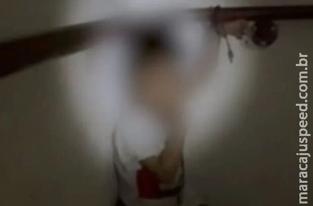 Mãe amarra filho de 3 anos em corrimão de escada com cabo de celular Mãe amarra filho de 3 anos em corrimão de escada com cabo de celular