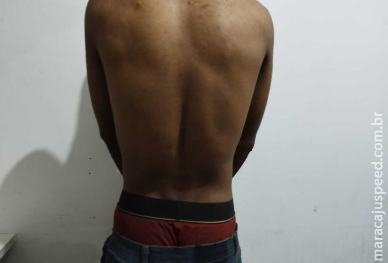 Mãe e filha acordam com homem tentando invadir casa, chamam vizinhos e suspeito vai preso Mãe e filha acordam com homem tentando invadir casa, chamam vizinhos e suspeito vai preso