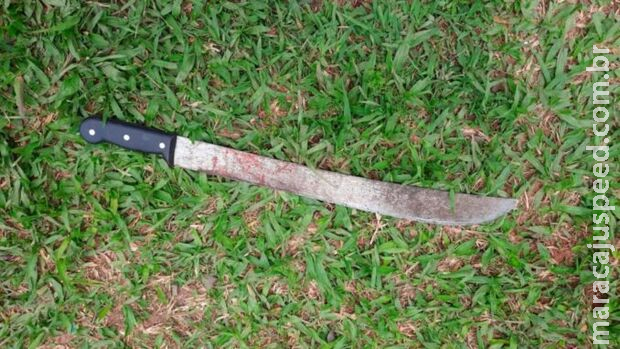 Marido arrasta mulher pelos cabelos e a agride com facão Marido arrasta mulher pelos cabelos e a agride com facão