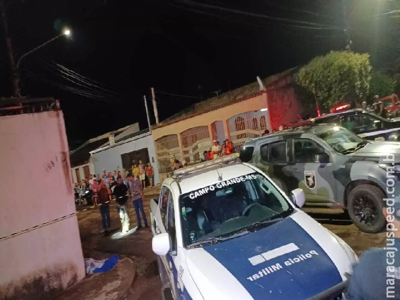 Morto na Cohab foi executado com 12 tiros na cabeça, tórax e vizinho atingido por bala perdida Morto na Cohab foi executado com 12 tiros na cabeça, tórax e vizinho atingido por bala perdida