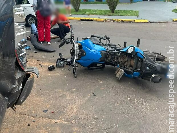 Motociclista em alta velocidade fica ferido após atingir caminhonete em Três Lagoas