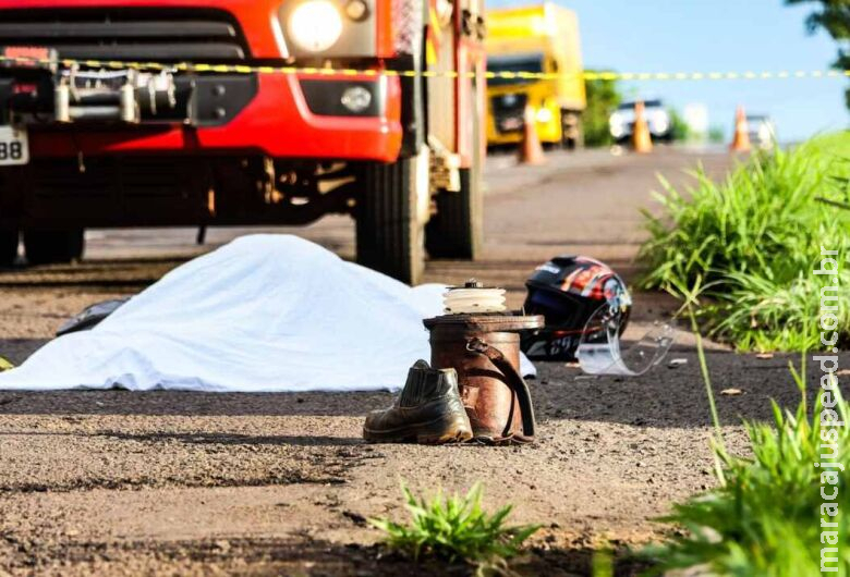 Motociclista morre após ser fechado por caminhão em avenida