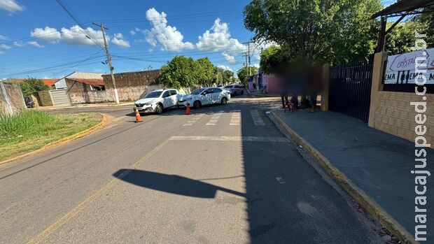 Motorista acerta carro da polícia em cruzamento sem sinalização em Miranda