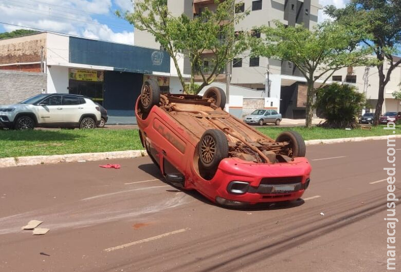 Motorista causa acidente e capota veículo no Centro de Dourados