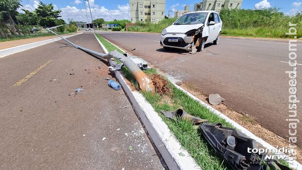 Motorista passa mal no volante e bate em poste na Avenida Fábio Zahran