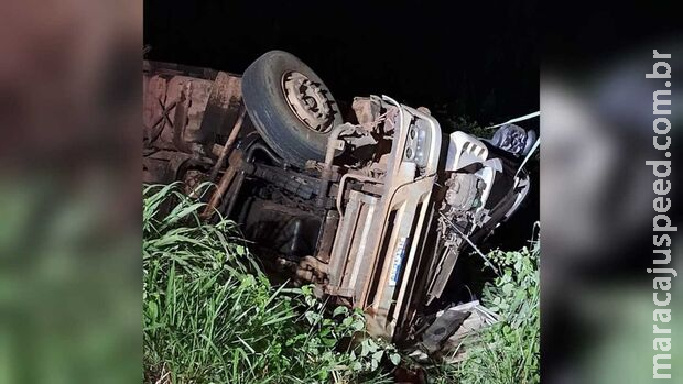 Motorista tomba caminhão de bois e morre preso às ferragens na BR-267 Motorista tomba caminhão de bois e morre preso às ferragens na BR-267