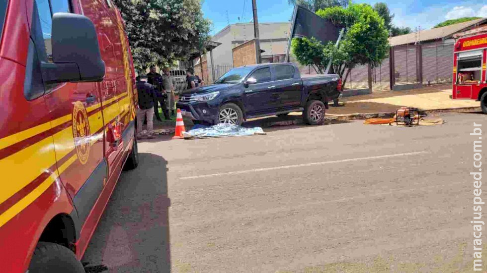 Mulher morre atropelada pela própria caminhonete em avenida de São Gabriel do Oeste Mulher morre atropelada pela própria caminhonete em avenida de São Gabriel do Oeste