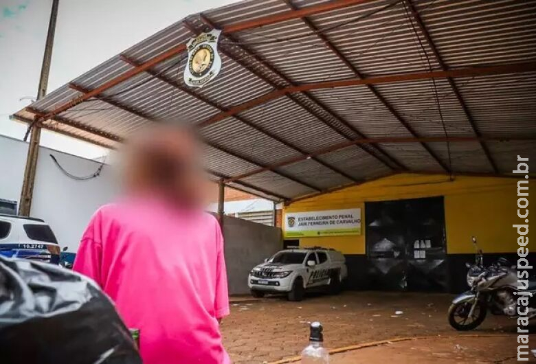 Na porta de presídio, mãe apela: "avisaram que iriam matar meu filho" Na porta de presídio, mãe apela: "avisaram que iriam matar meu filho"