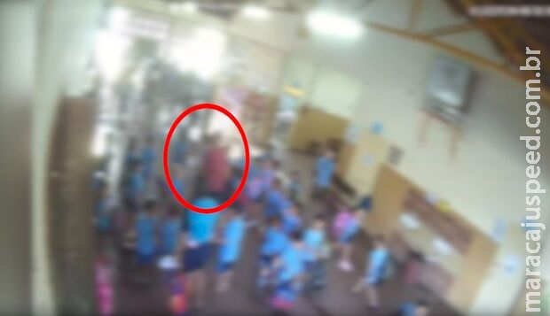 Pai diz que agrediu diretora de escola e criança negra por filho não gostar de abraço Pai diz que agrediu diretora de escola e criança negra por filho não gostar de abraço