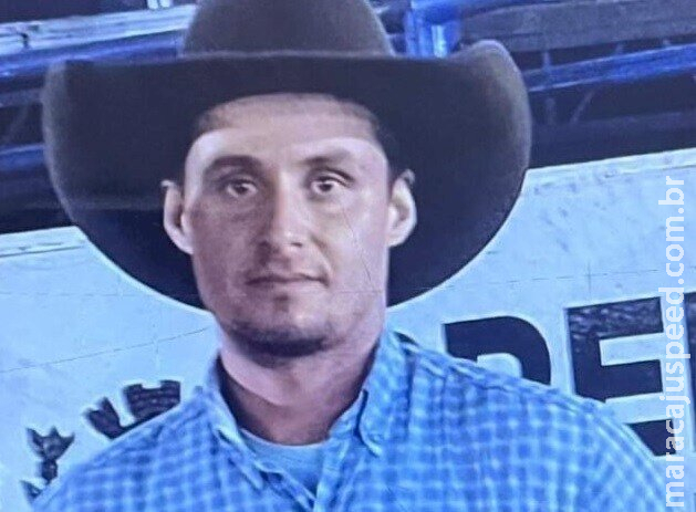 Peão de rodeio morre ao usar celular durante temporal e levar descarga elétrica em MS Peão de rodeio morre ao usar celular durante temporal e levar descarga elétrica em MS
