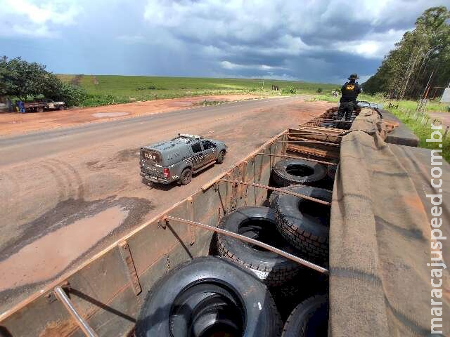 Polícia apreende carga de pneus contrabandeados avaliada em R$ 500 mil Polícia apreende carga de pneus contrabandeados avaliada em R$ 500 mil