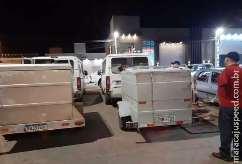 Polícia paraguaia intercepta 9 veículos brasileiros lotados de cigarro Polícia paraguaia intercepta 9 veículos brasileiros lotados de cigarro