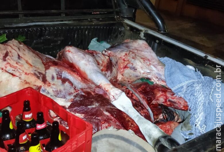 Polícia prende dupla transportando carne de gado furtada em caminhonete