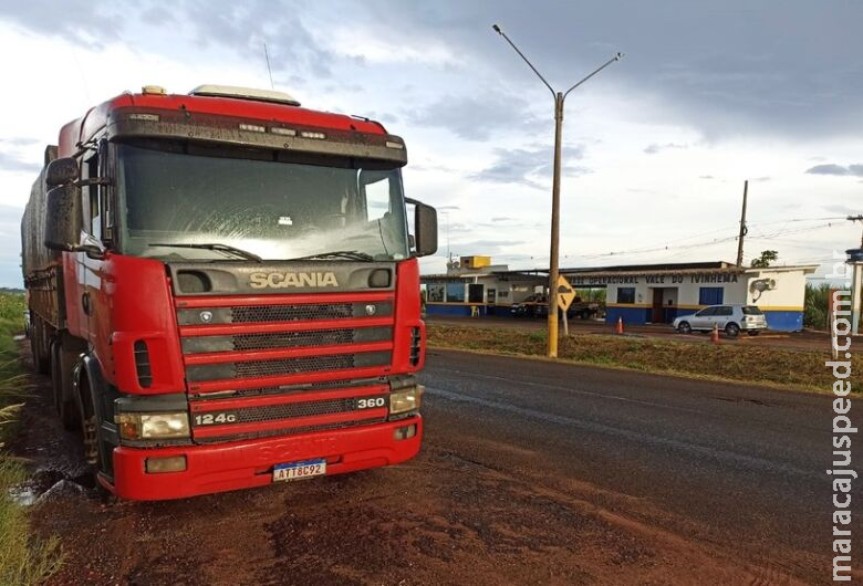 Polícia recupera carreta roubada; proprietário era mantido em cárcere Polícia recupera carreta roubada; proprietário era mantido em cárcere