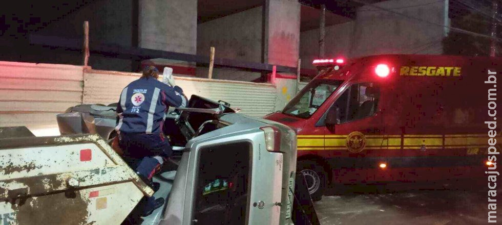 Rapaz perde controle de carro e bate em caçamba de entulho em avenida de Dourados